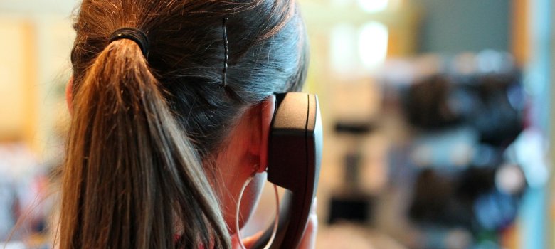Telefon Frau beim Telefonieren
